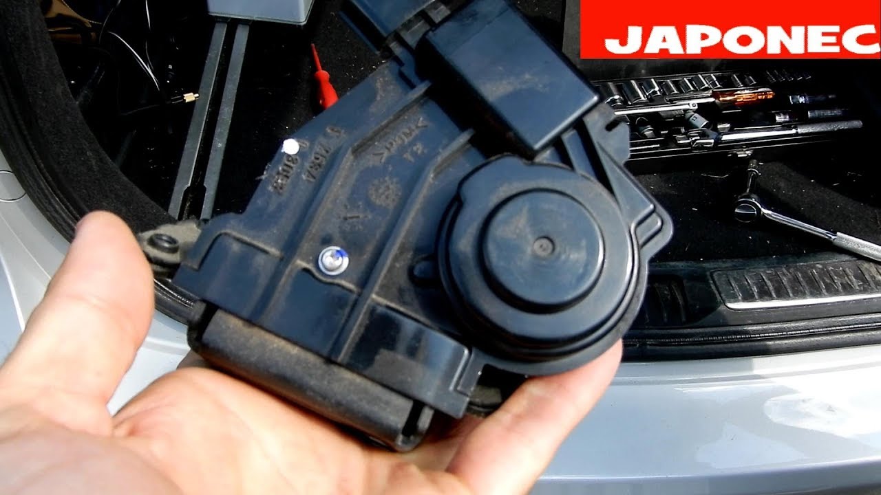 Toyota Avensis T27 rear door lock replacement YouTube