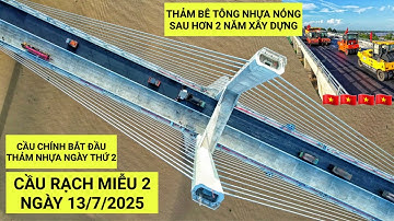 Cận cảnh thảm bê tông nhựa nóng Cầu Rạch Miễu 2 ngày 13/7/2025 tiếp tục thảm phía hạ lưu Sông Tiền