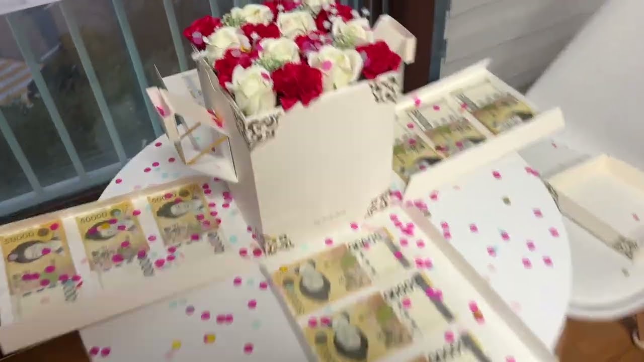 비밀스럽고 요란하게 허술한 환갑 잔치