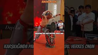 Bu Rahip Testereyi Elleriyle Durduruyor