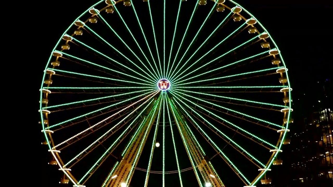 Grande Roue Illuminée : Magie du Soir