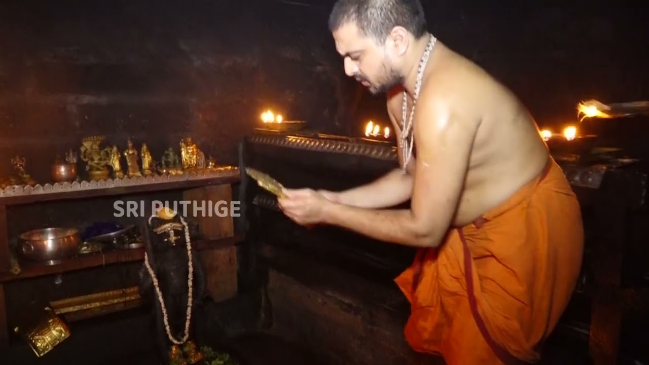 ಉಡುಪಿಯ ಶ್ರೀ ಕೃಷ್ಣ  ದೇವರಿಗೆ  ಕಲಶಾಭಿಷೇಕ  ಶ್ರೀ ಸುಶ್ರೀಂದ್ರತೀರ್ಥ ಶ್ರೀಪಾದರು