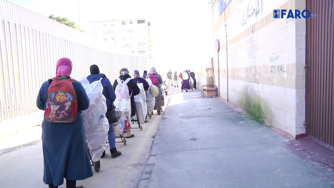 El porteo se retoma por el interior de los polígonos del Tarajal