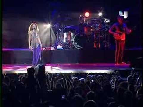 Shakira live in dubai with the amazing song Ojos asi