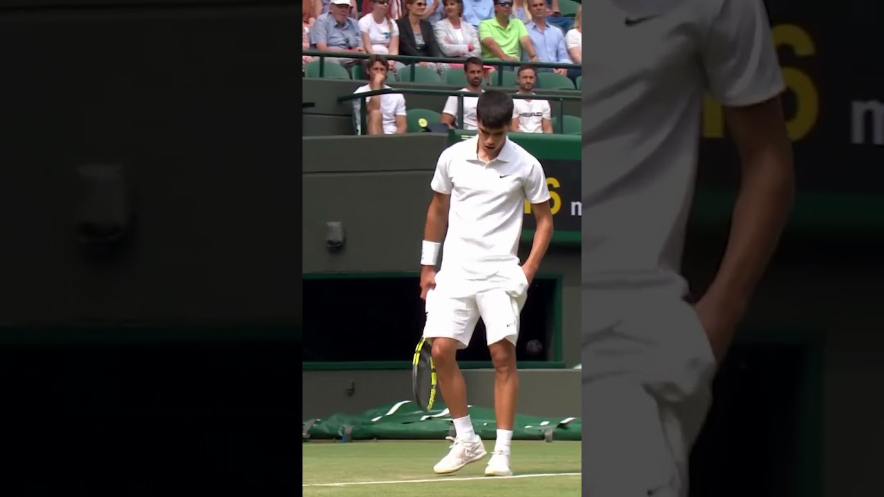 Carlos Alcaraz Impresses Wimbledon Crowd With Racket Catch 