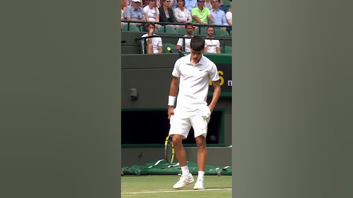 Carlos Alcaraz Impresses Wimbledon Crowd with Racket Catch 🥶