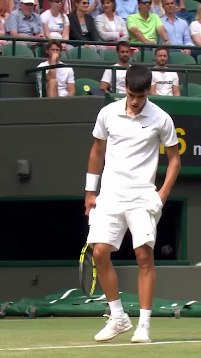Carlos Alcaraz Impresses Wimbledon Crowd with Racket Catch 🥶