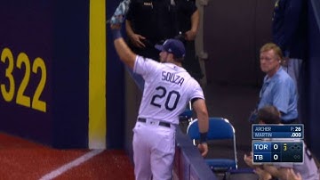 TOR@TB: Souza Jr. makes nice grab, falls over wall