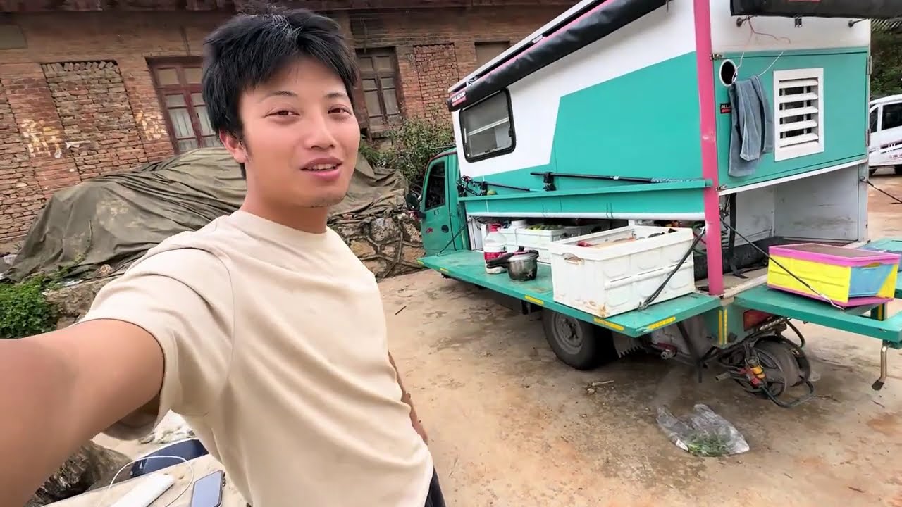 小伙的三轮房车终于修好了 网友来救援 帮忙修理 一起露营做饭#vlog日常 #自驾游#三轮车自驾游#三轮房车#床车旅行