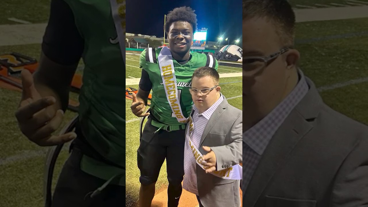 Король выпускного вечера вручает корону однокласснику с синдромом Дауна