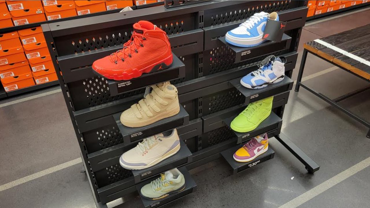 Pedagogía Volcánico aislamiento Great Sneaker Finds At This Nike Factory Store - YouTube