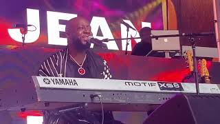 Wyclef Jean performs KILLING ME SOFTLY live in TIMES SQUARE NYC.  BE POWHERFUL TWO DOLLAR DAVE