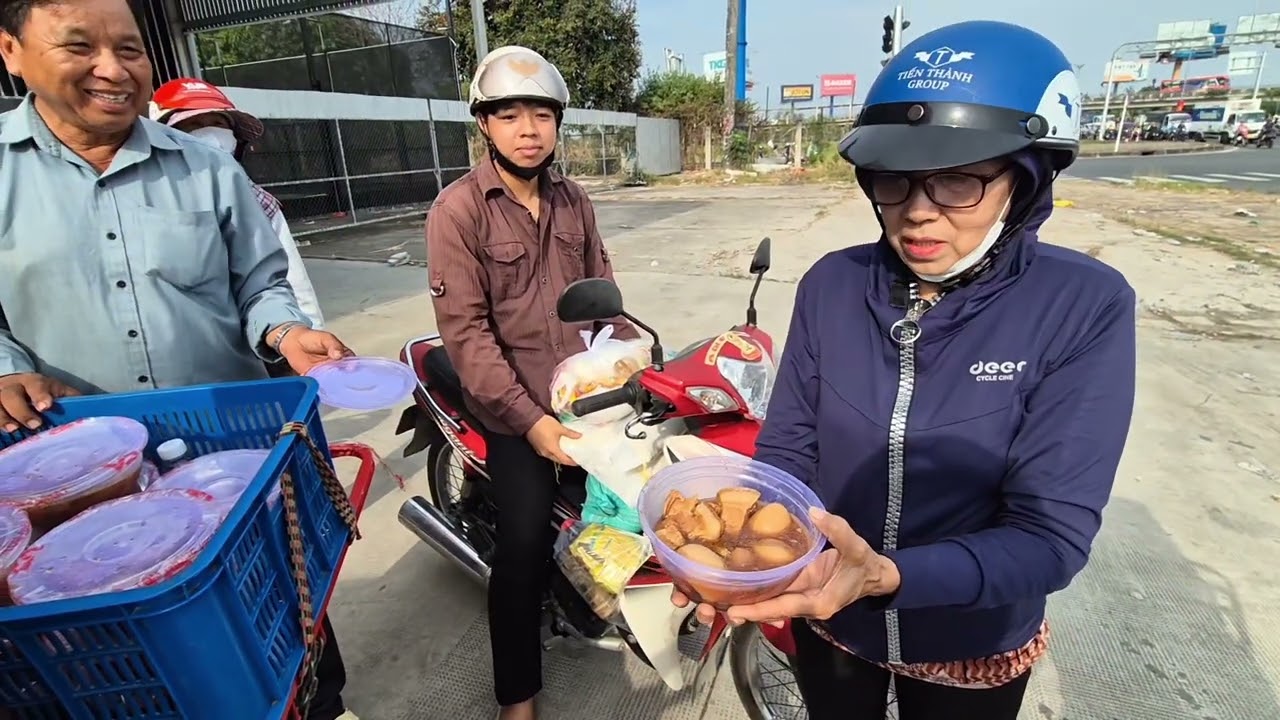 Phát quà tết cho các cụ tuyến Cần Thơ + Ngã 6 + Kinh Cùng.