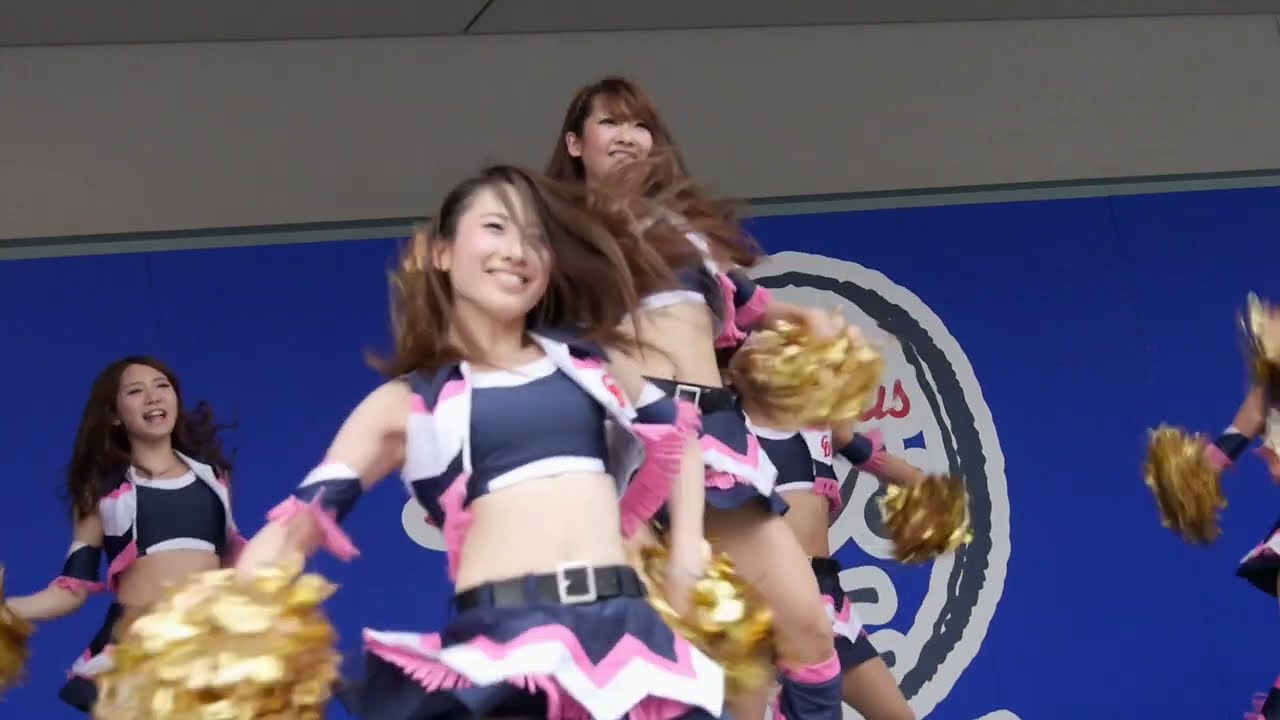 2013年のチアドラさんがやけに ち, 近い！と思ってたら ステージから降りて キッズエリアにまで入ってきて 最前列の人に握手してる～！👀