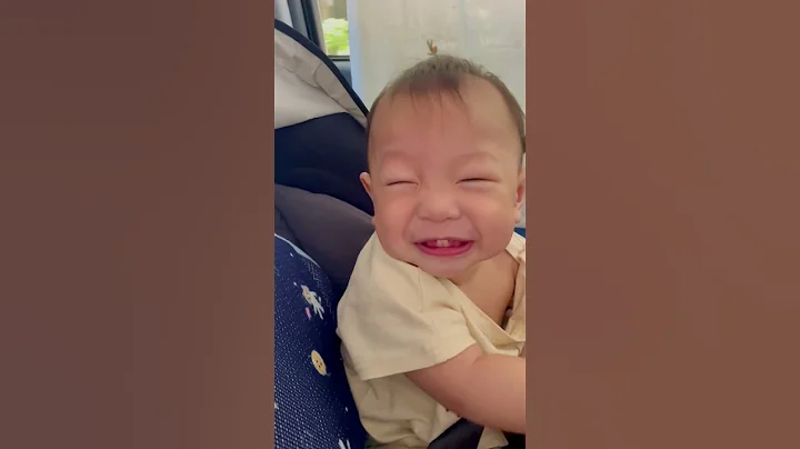 本來要錄他把手掙脫出安全帶，￼結果這小子使出燦笑攻擊。 #baby #family #아기 #寶寶 #あかちゃん #親子 #cute #eating #food #笑顔 - 天天要聞