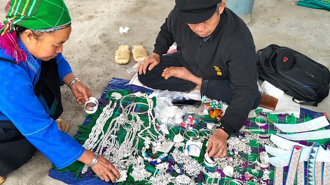 Hát nùng | Đồ trang sức dân tộc nùng được bày bán tại chợ xã Sán Sả Hồ