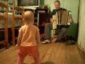 Bebê dançando música gaúcha