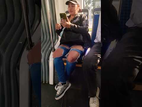 Очень рваные  джинсы #юмор #comedi #shorts #девушка #трамвай