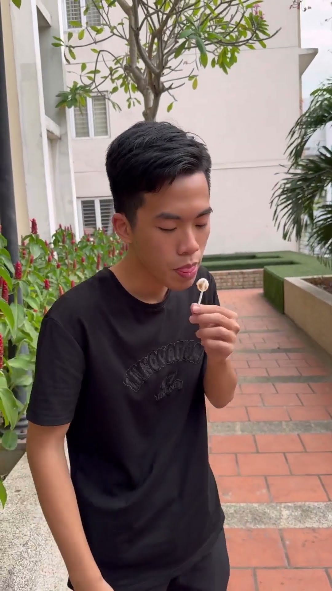 LNS - Chàng trai làm rơi cây kẹo mút xuống đất || dropped the lollipop to the ground #shorts