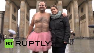Man travels world clad in pink tutu to make his cancer-suffering wife smile (VIDEO)