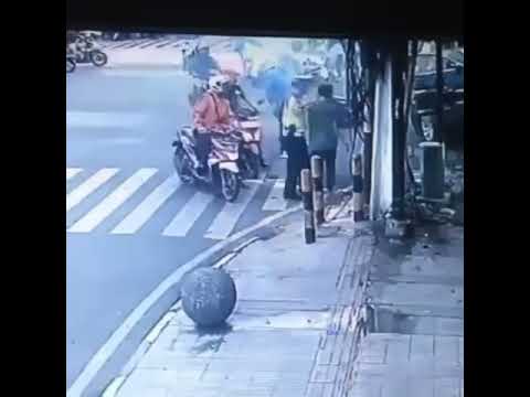 Mobil menabrak tiang lampu lalu lintas di Jalan Naripan, Bandung 