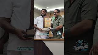 ഹരിത ദർശന പുരസ്കാരം മന്ത്രി കെ എം ഷാജിയുടെ കൈയിൽ നിന്നും ഏറ്റുവാങ്ങുന്ന mla ചാണ്ടി ഉമ്മൻ