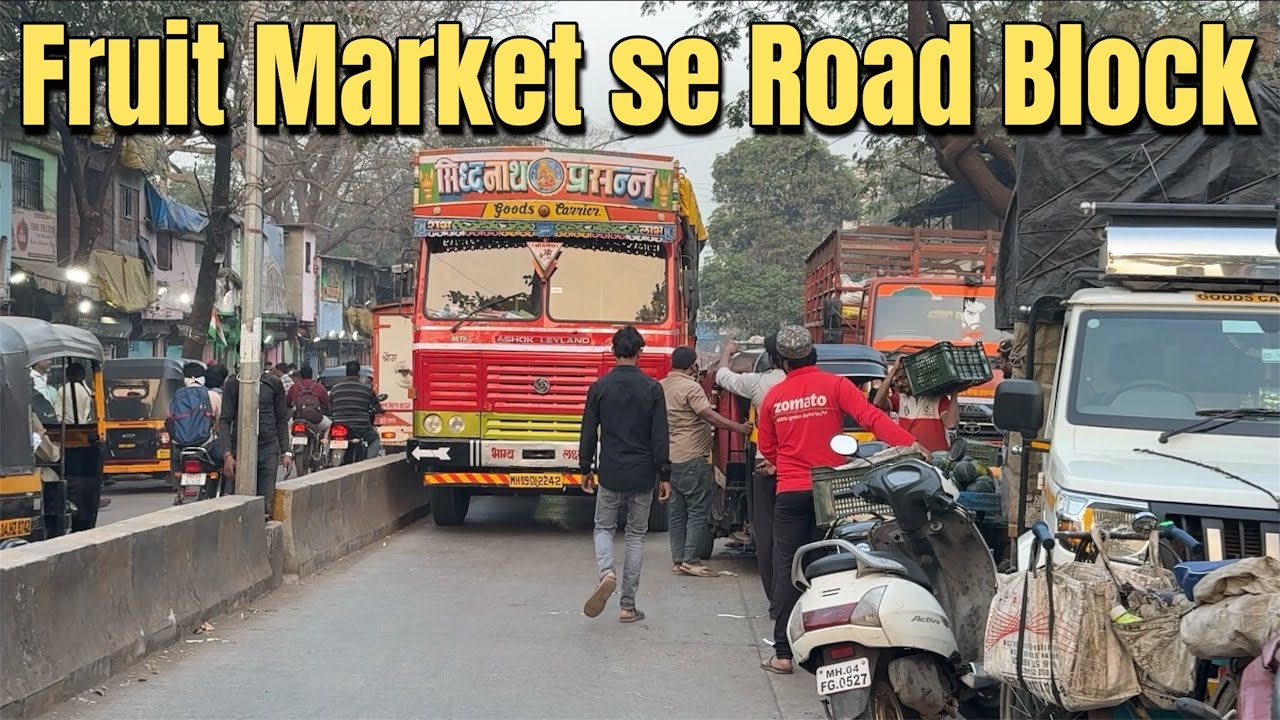 Fruit Market Walo Ki Dadagiri Se Har Roz Hazaro Log Traffic Me phanste Hai. Par Sab Khamosh.