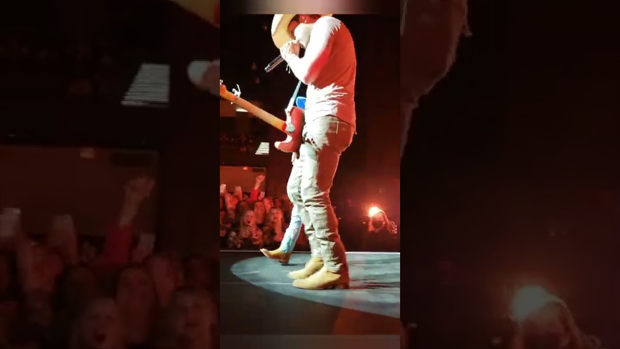 Dustin Lynch and Julianne singing Huntin Land in STL! YouTube