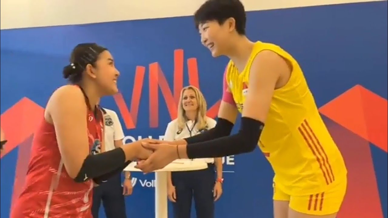 ความน่ารักของ 2 กัปตันทีมไทยจีน บรรยากาศก่อนลงสนาม วอลเลย์บอลหญิงเนชันส์ลีก VNL2022