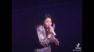 Ailee singing OST Breaking Down Live😍👏 Resimi