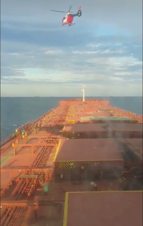 pendaratan helikopter di atas kapal di tengah laut