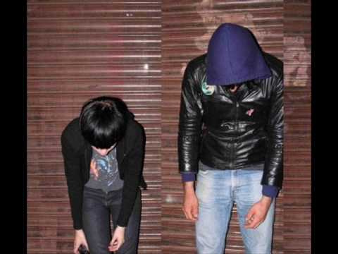 Crystal Castles - Untrust Us