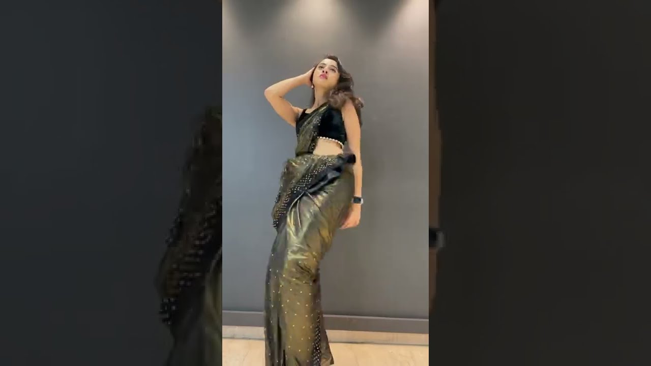 Saree Me Lipti Sexy Kamar 