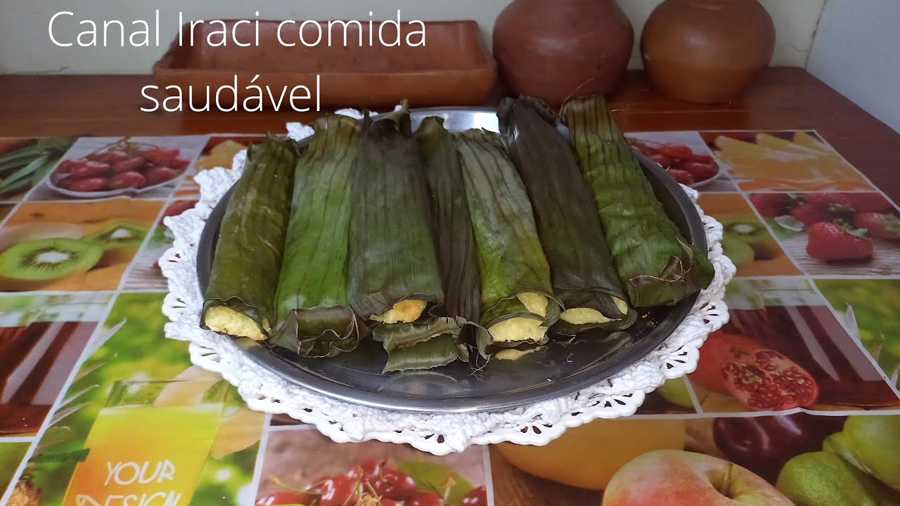 Bolinho de mandioca  assado na folha da  bananeira .