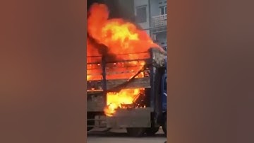 💥Toàn cảnh tài xế dũng cảm lái xe tải đang bốc cháy ngùn ngụt ra khỏi nơi đông người