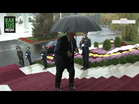 Александр Лукашенко чуть не упал на ковровой дорожке