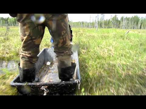 Видео: Движение по топкому болоту вдвоем. Следопыт