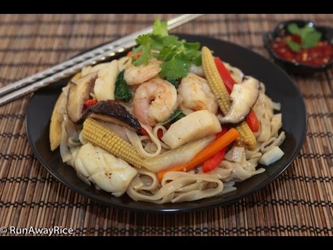 Stir-Fried Seafood Rice Noodles (Hu Tieu Xao Do Bien)