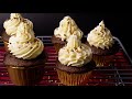 Muffin de chocolate con glaseado de crema de mantequilla.