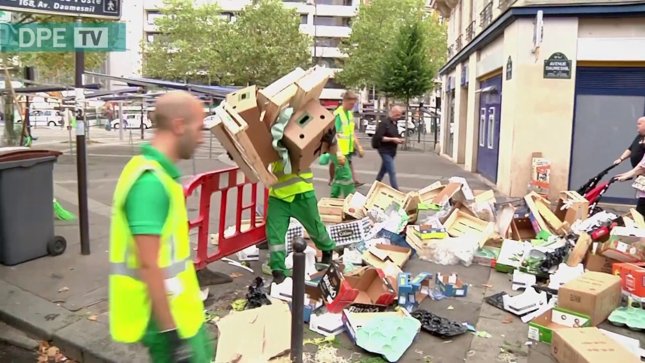 Nettoyage du marché de Daumesnil boulevard de Reuilly (12e arrondissement)