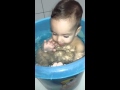 Davizinho tomando banho