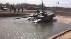 Модернізований танк Т-72 АМТ пірнає під вод&#x