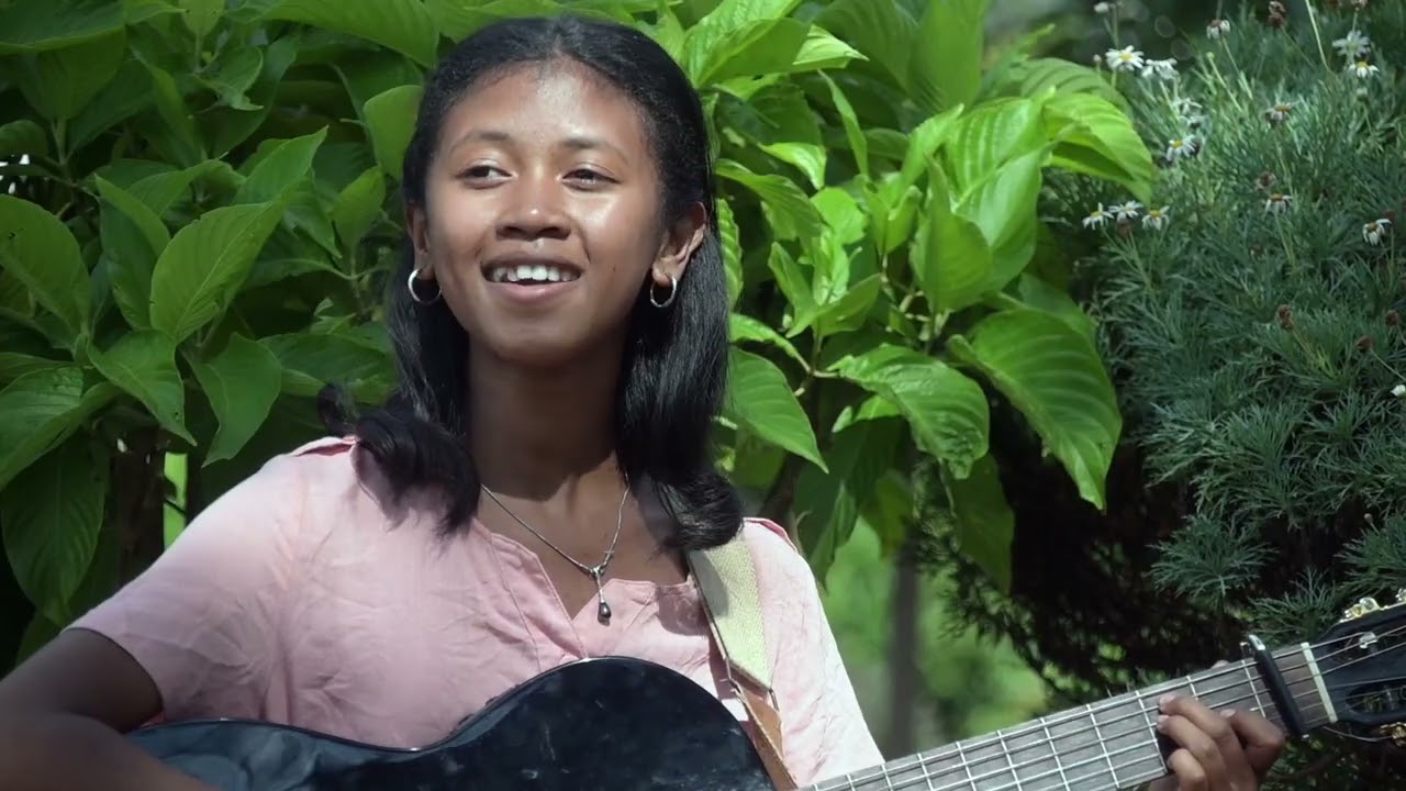 IARIVO MAMIKO  -  FANGIA KALO GASY Clip Officiel