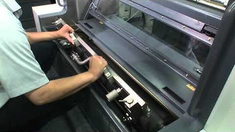 Manroland Sheetfed - ROLAND 700 Removing Chambered Doctorblade System