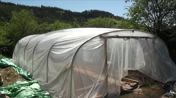 Poly-tunnel erection in the Wind