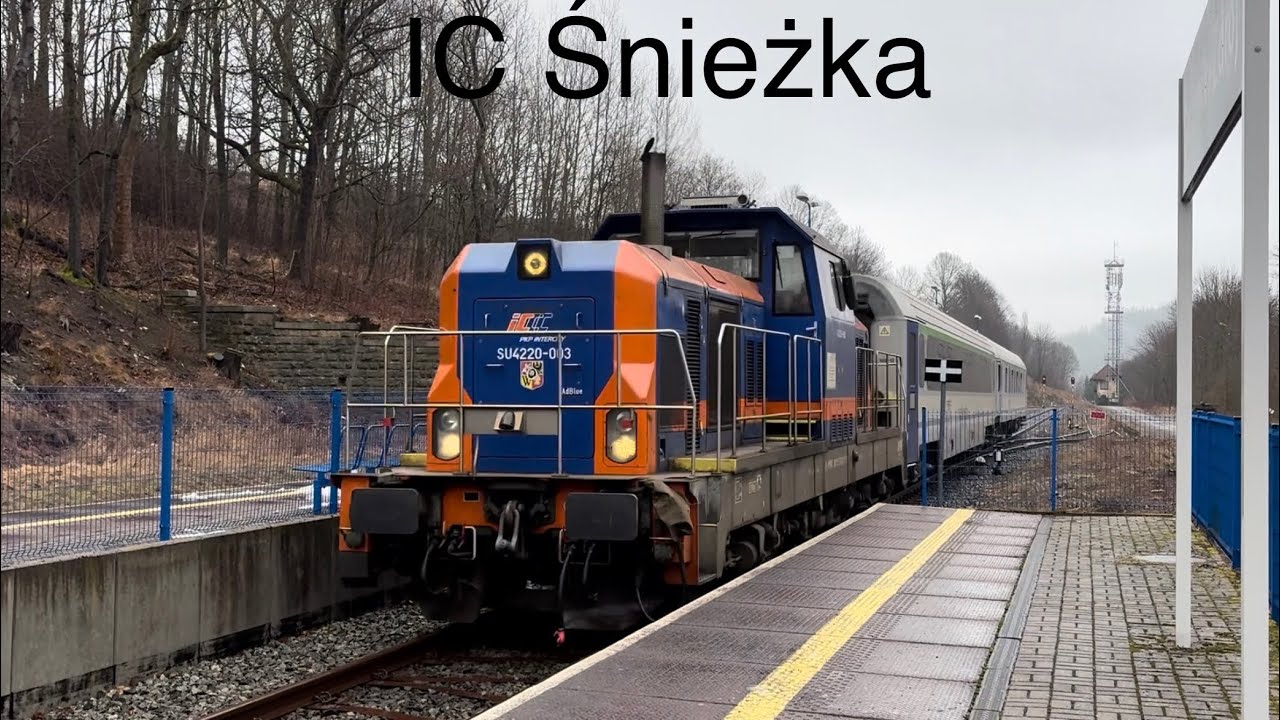 Wjazd i odjazd pociągu IC Śnieżka SU4220-003 rel. Warszawa Wschodnia - Kudowa Zdrój 