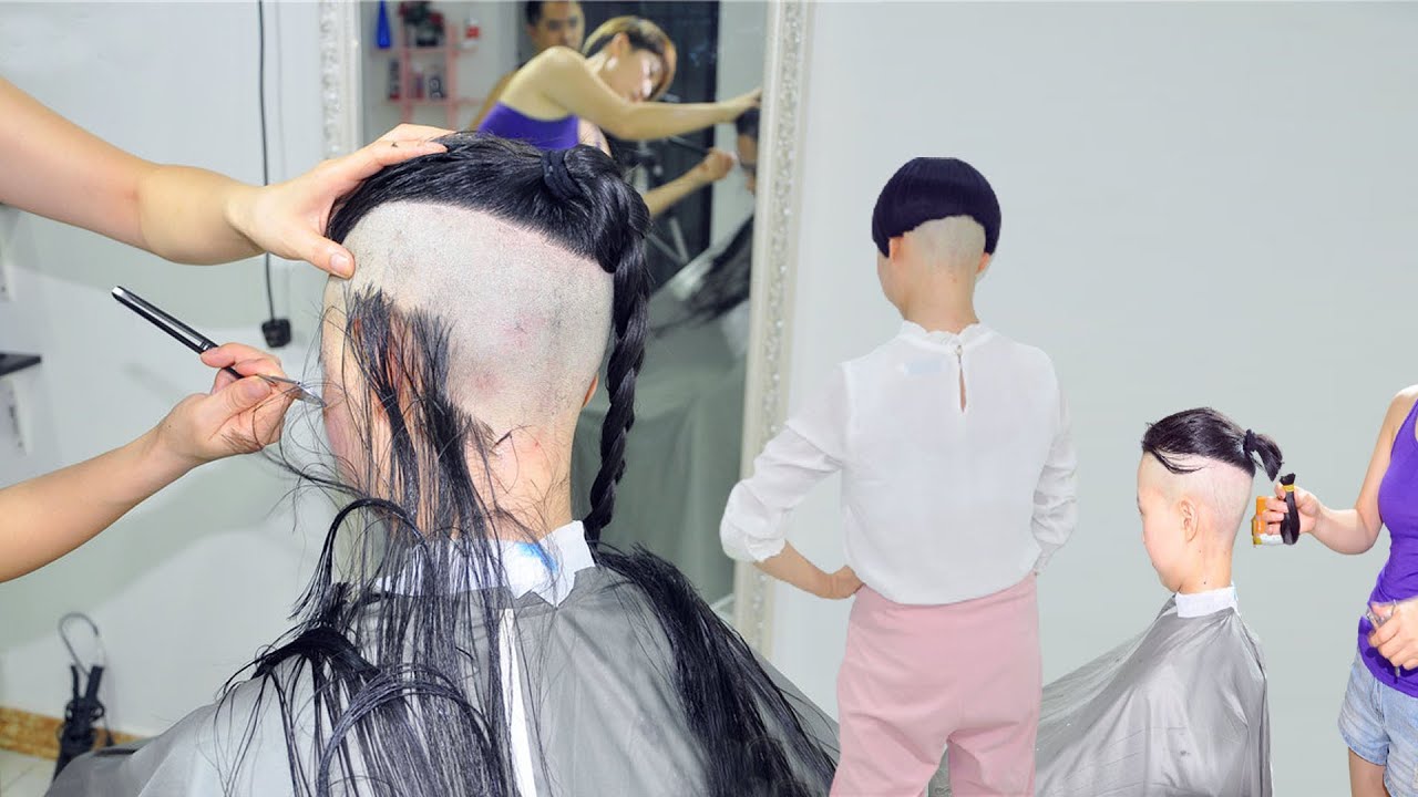 美女的超短波波 後面剃的好高 外層的頭髮被挖的好短 太有個性了