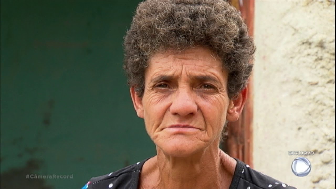 Mulher pede por comida em presídio de Japeri (RJ) para sustentar a família