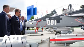 Download Lagu Manturov: “Wereldwijde vraag groeit” nu Rusland Su-57, Ka-52 en meer toont op Dubai Airshow 2025 ... MP3