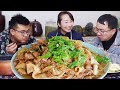 【丹霞春姐】零下25°冻豆腐，春姐搭配猪肉、粉条炖一锅烩菜，闻着就馋，姐弟仨吃过瘾了